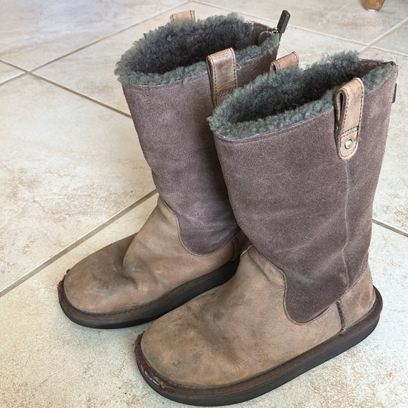 Youth Ugg Tall Boots with Zipper Back Size 2 - Picture 3 of 5